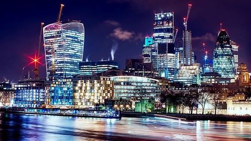 Aproape 40% din banii murdari sunt spălați la Londra și în dependențele Coroanei britanice