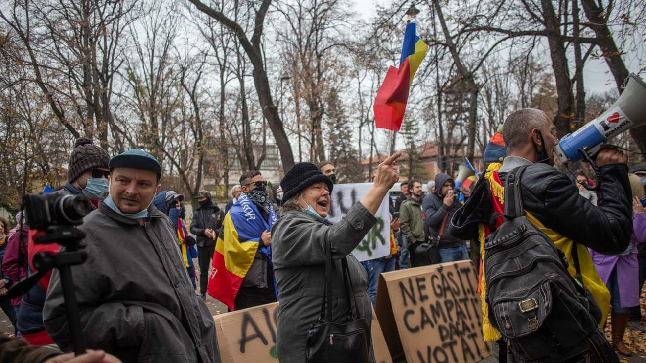 GALERIE FOTO Proteste la sediile USR, PSD și PNL împotriva certificatului verde / Câteva zeci de persoane au fluturat steaguri tricolore și au scandat „Libertate, fără certificate” și „Nu votați, nu ne vaccinați”
