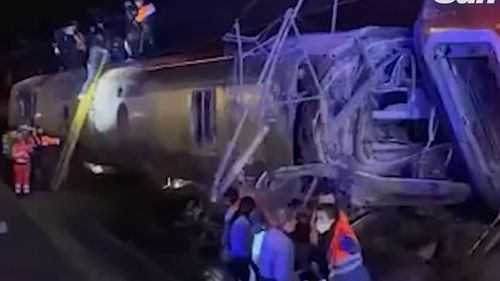 Carnagiu în Spania: Două trenuri de mare viteză au deraiat pe ruta Malaga - Madrid: Cel puțin 39 de pasageri au murit, 24 sunt în stare gravă și alte zeci sunt răniți / Doi români, răniți ușor / Toate cursele feroviare conexe accidentului, suspendate luni