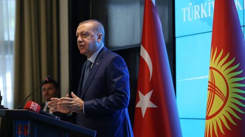 Recep Erdogan recidivează şi îi transmite din nou lui Emmanuel Macron să-și facă "un control la cap", după războiul diplomatic provocat de atacul terorist din Franţa
