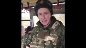 "Armata nu are nimic": noii recruți ruși se plâng că au primit lunete pentru arme de Airsoft și că trebuie să-și vopsească armele pentru a acoperi rugina