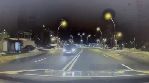 VIDEO Polițiștii au urmărit un șofer care consumase băuturi alcoolice după ce nu a oprit la semnalul agenţilor din Baia Mare/ Maşina s-a împotmolit în zăpadă şi a fost nevoie de descarcerare pentru a scoate șoferul