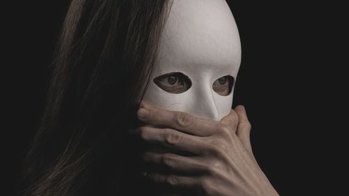 O văduvă din Iași își cere în instanță dreptul de a deveni mamă, cu un embrion implantat, după ce soțul ei a decedat într-un accident rutier / Părinții și fratele soțului se opun sarcinii, acuzând-o pe văduvă de imoralitate și egoism