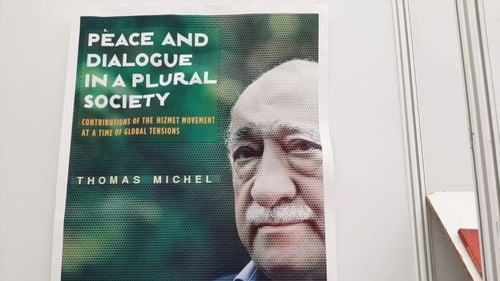 FOTO Fethullah Gülen, acuzat de Erdogan de puciul din 2016, a avut propriul stand la cel mai important târg de carte din Constanța. Turcia a ars peste 300.000 de cărți în care apărea Gülen