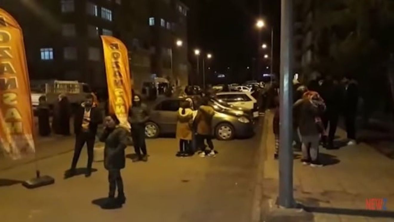 Clădiri prăbuşite şi răniţi în urma cutremurului din vestul Turciei