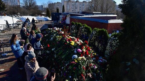 La un an de la moartea lui Aleksei Navalnîi, peste o mie de oameni s-au adunat la mormântul fostului adversar al Kremlinului