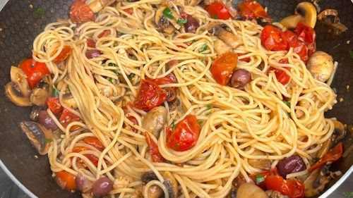 Pastele de vineri seara. Spaghetti alla disperata – o rețetă care combină într-un sos ingrediente de mai multe feluri, pe care le avem de regulă prin frigider sau cămară. Rapide, savuroase și de post