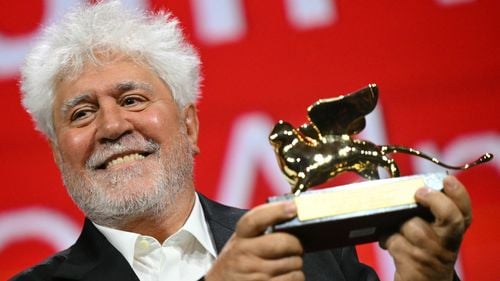 Primul film în limba engleză al regizorului Pedro Almodovar câștigă premiul Leul de Aur la Festivalul de la Veneţia / „The Room Next Door” abordează eutanasia şi schimbările climatice