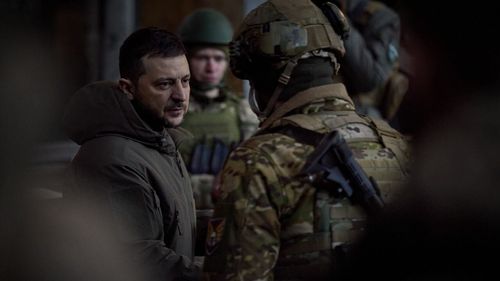 Zelenski deschide calea pentru exporturi de armament ucrainean în timp de război / Noile reguli vor permite firmelor ucrainene să vândă în străinătate surplusul de armament testat în război