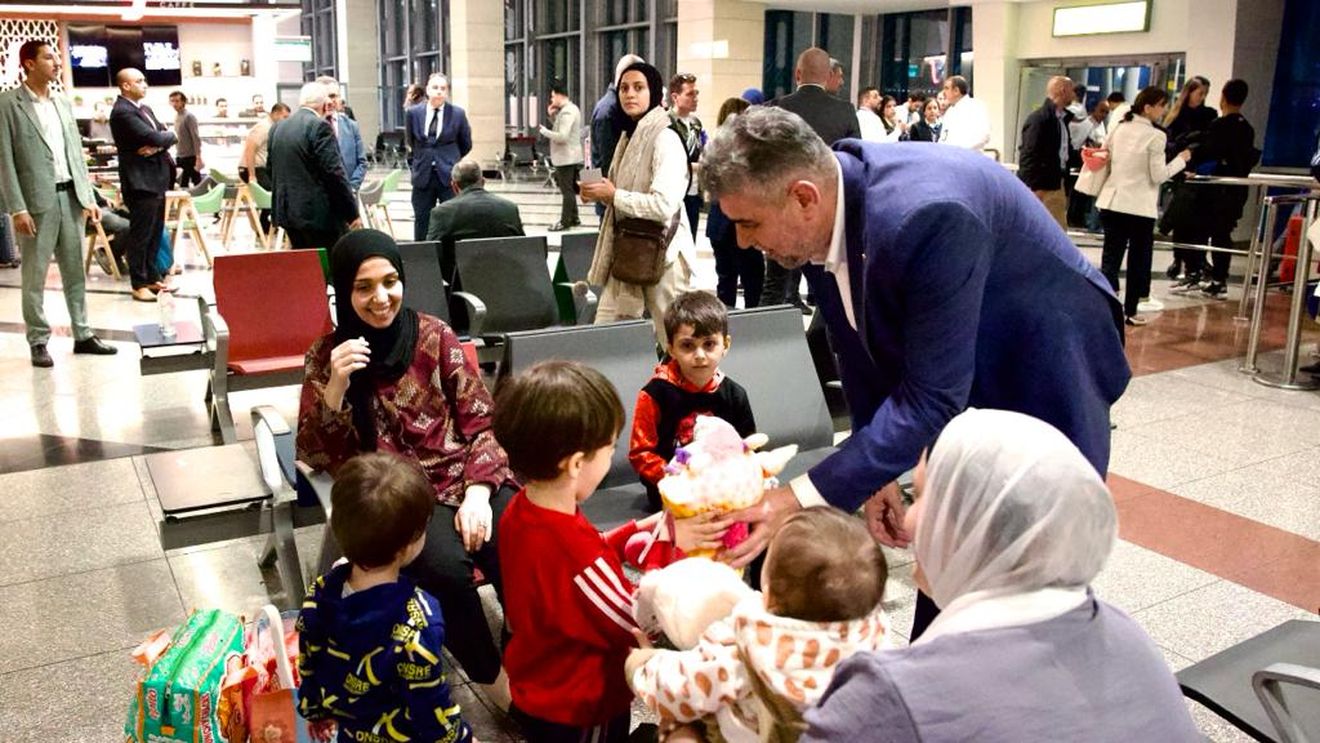 Ciolacu, în avionul cu românii aduși din Gaza: Un semnal clar că statul român nu lasă pe nimeni în urmă / A fost conlucrare directă între guvern și președinte