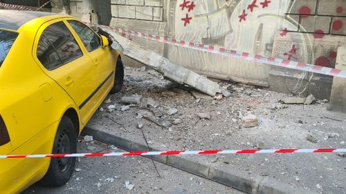Bucată de tencuială căzută dintr-o clădire, în Sectorul 1 / O mașină a fost avariată / Primăria spune că proprietarii nu au depus documentaţia în vederea consolidării