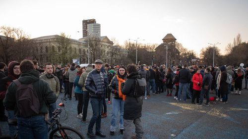 FOTO Protest în Piața Victoriei împotriva pragului de 250.000 lei pentru abuzul în serviciu / Câteva sute de persoane scandează „Hoții, hoții”