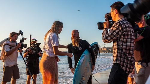 Un australian a doborât recordul mondial pentru cea mai lungă sesiune de surfing: 30 de ore și 11 minute petrecute în apă