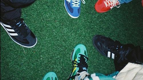 Cum explică Adidas creșterea veniturilor cu 11%  / CEO-ul despre scandalul Bella Hadid: Am făcut o greșeală în modul în care piesele din această campanie au fost puse împreună