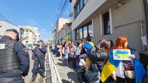 VIDEO Aproximativ 200 de femei şi copii din Ucraina protestează în faţa sediului Consulatului general al Rusiei la Constanța