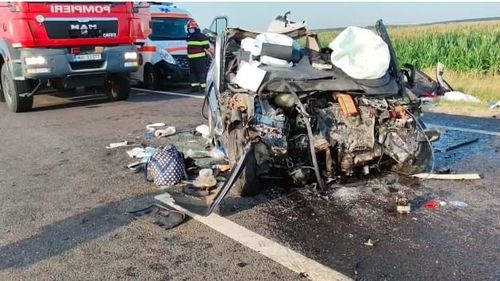 UPDATE Trei persoane au murit, printre care și un minor, în accidentul din Olt/ Un autoturism, spulberat de un TIR