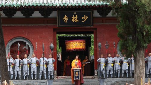 Anchetă pentru deturnare de fonduri la Templul Shaolin din China / Conducătorul mănăstirii, acuzat că ar fi avut și "relaţii nepotrivite de lungă durată cu mai multe femei, cu care a avut copii nelegitimi"