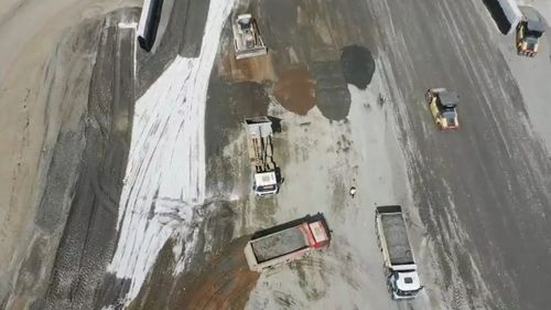 VIDEO Mobilizare pe lotul 2 al Autostrăzii A10 Sebeș – Turda, la pasajul de peste calea ferată de la Teiuș / Termenul anunțat pentru finalizarea lucrărilor și stadiul de realizare al investiției