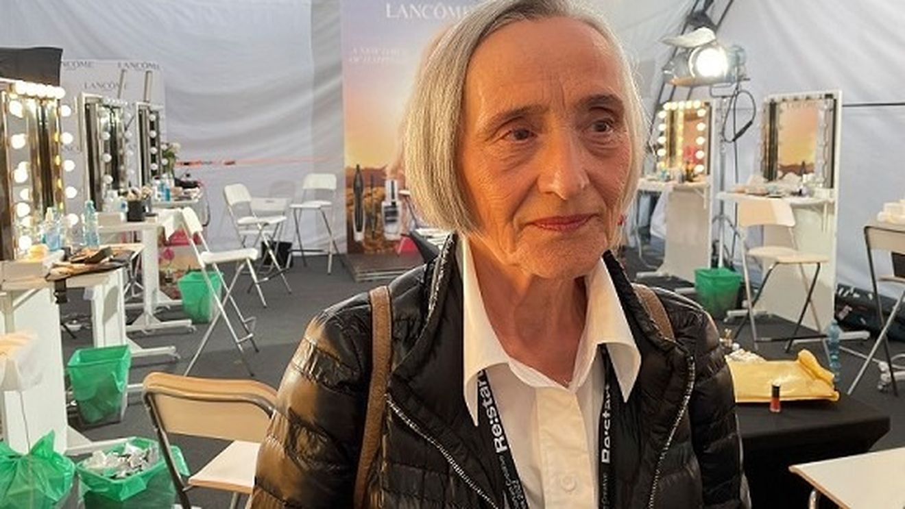 La 75 de ani a defilat pe catwalk la Romanian Fashion Week / Ioana Constantinescu: Nu am mai fost niciodată pe podium/ Am lucrat într-o tipografie, am ieșit la pensie, acum sunt bonă
