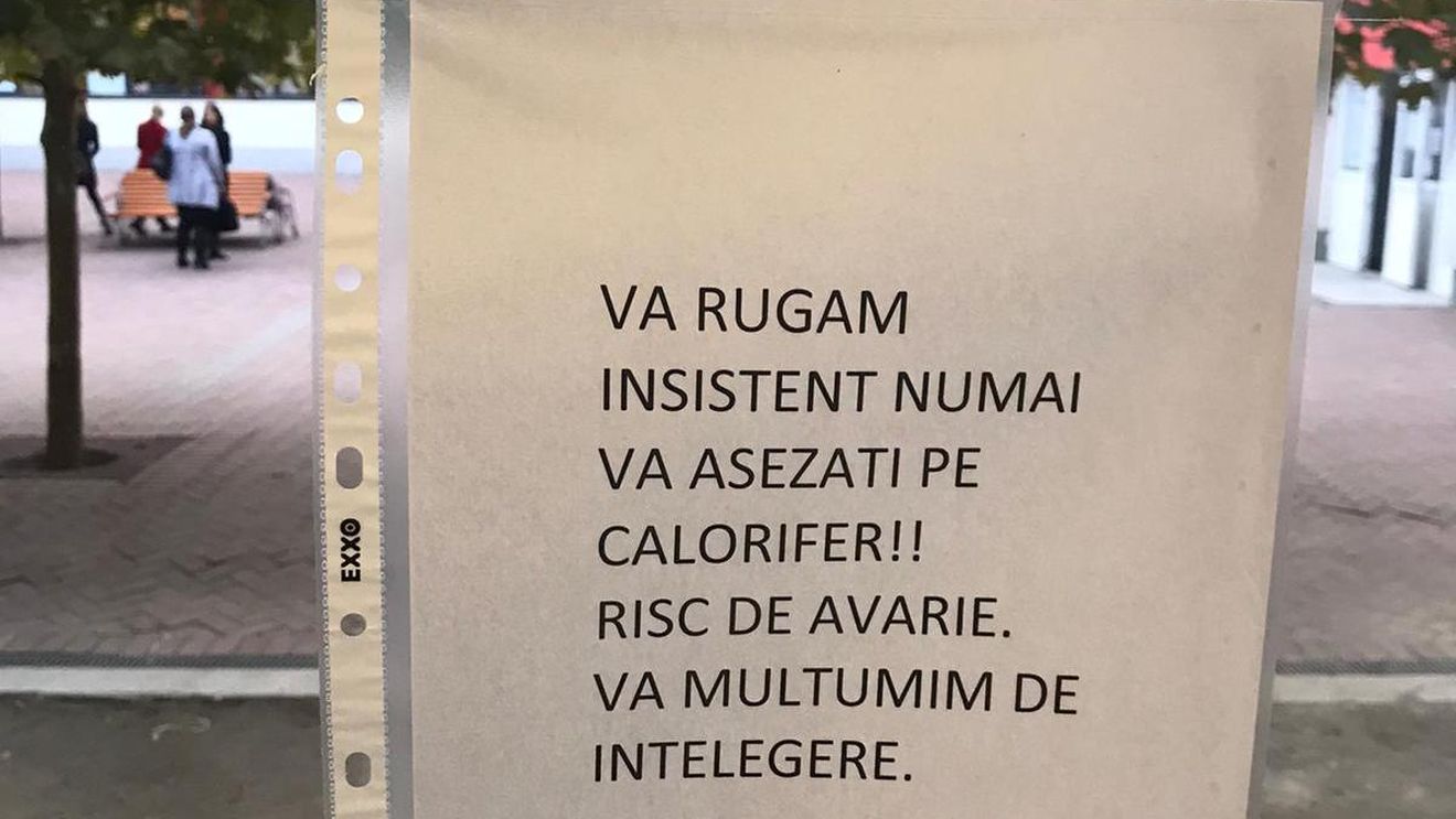 "Numai vă așezați pe calorifer!" – mesajul lipit pe geamul celei mai mari școli din București