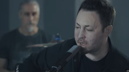 VIDEO Andrei Găluț, solistul trupei Goodbye to Gravity și supraviețuitor al tragediei din Clubul Colectiv, a lansat o melodie cu mesaj anti-corupție alături de alți zece muzicieni supraviețuitori