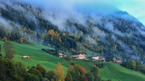 Salvamontiştii din judeţul Hunedoara avertizează turiştii asupra pericolelor de pe traseele montane după ce a nins pe creste