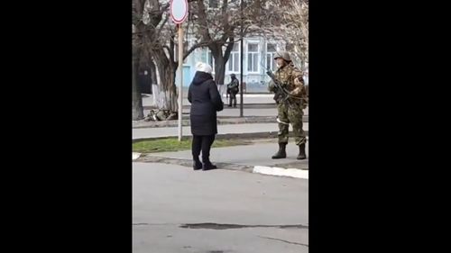 VIDEO O femeie ucraineană îi confruntă pe soldații ruși, în regiunea Herson: le spune să-și pună semințe de floarea soarelui în buzunare, ca să crească flori când vor muri