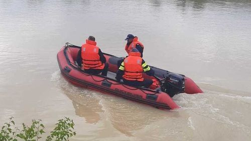 VIDEO Un asistent UPU de la Spitalul Județean Vâlcea este căutat de scafandri după ce a plecat la pescuit pe canalul unui lac de acumulare