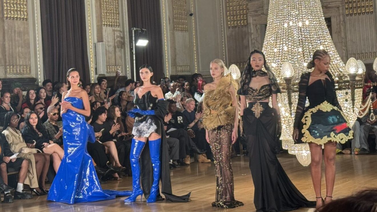EXCLUSIV De la rochia-manifest din vinil la corsete cu cruci aurii: ambiția teatrală a lui Etnik Shala la London Fashion Week