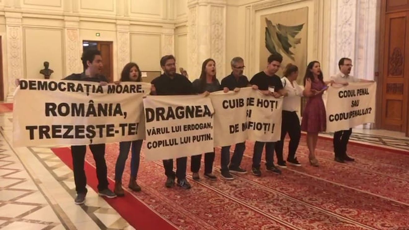 ”Scandare de lozinci de natură să incite la dezordine socială”: Amenzi de 500 de lei pentru protestatarii care au intrat în Parlament în timpul discursului Vioricăi Dăncilă