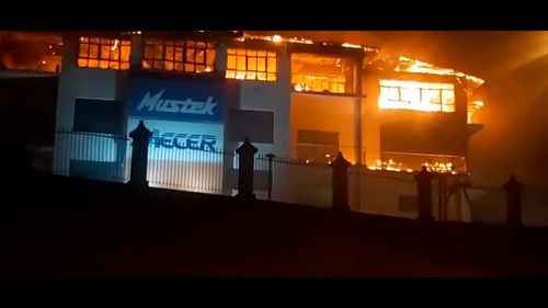 VIDEO Imaginile dezastrului din Africa de Sud: Protestatarii violenți jefuiesc și incendiază magazine, nemulțumiți de încarcerarea fostului președinte Zuma