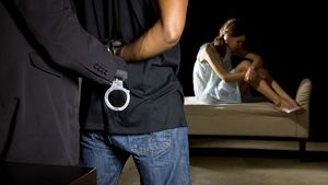 Femeie înjunghiată în stradă, la Buftea, de fostul concubin / Înainte, ea depusese plângere la Poliţie pentru că acesta ar fi agresat-o şi ameninţat-o, iar poliţiştii emiseseră ordin de protecţie provizoriu / Agresorul a fost prins, iar femeia a fost spitalizată