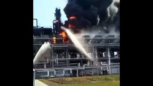Ucraina atacă din nou rafinării în adâncimea teritoriului rus / S-au produs explozii şi un incendiu puternic în apropierea unei instalaţii din Saratov, pe Volga