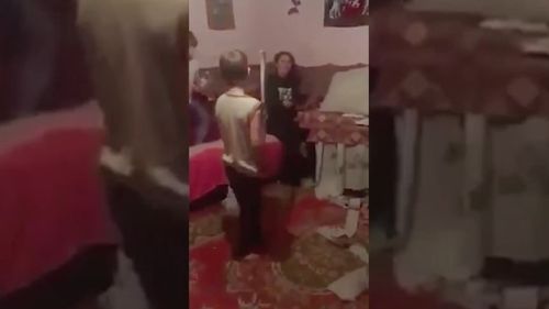 Bărbat reținut după ce pe rețelele de socializare a apărut o filmare în care doi copii  își lovesc mama cu un par sub privirile amuzate ale concubinului