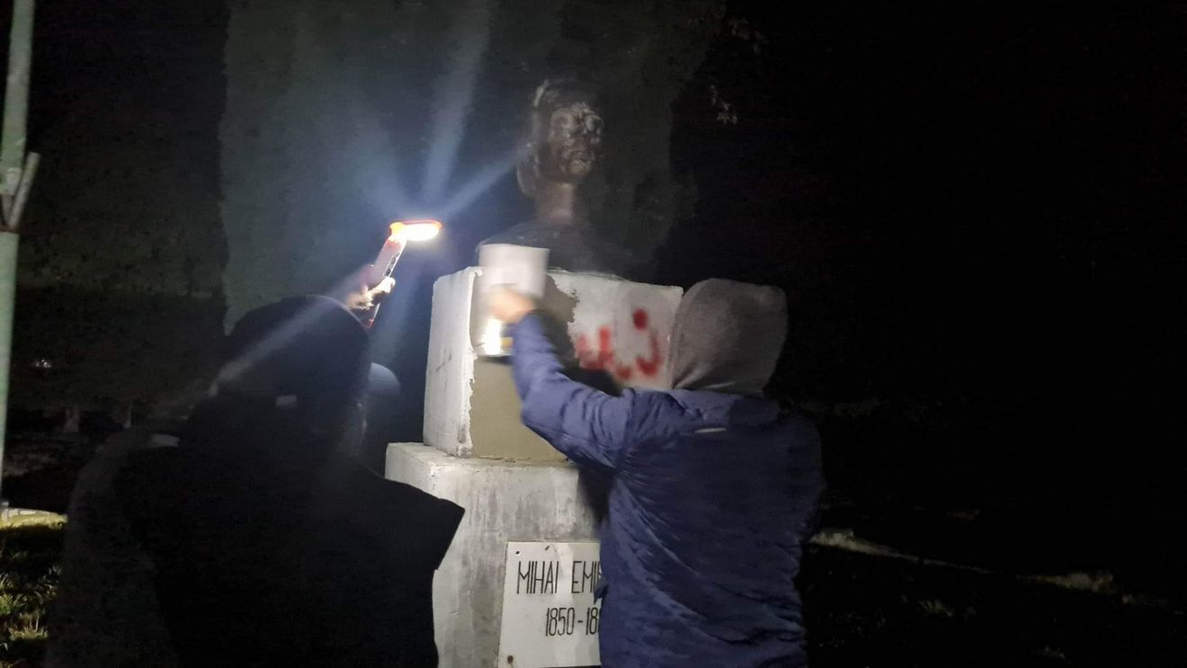 Bustul lui Mihai Eminescu din Orșova a fost inscripționat cu texte obscene/ Poliția face cercetări