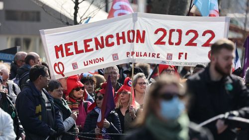 Alegeri prezidențiale Franța: Votanții lui Jean-Luc Melenchon din turul 1 se tem de Marine Le Pen, dar nu se simt atrași de Emmanuel Macron/ Partidul lui Melenchon se pregătește de alegeri parlamentare