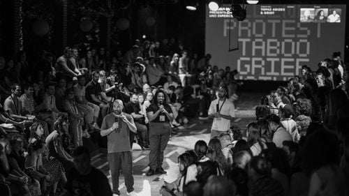 Prima zi la UNFINISHED: experimente sociale,  DJ set-uri multidisciplinare, conversații și dezbateri în jurul tăcerii (Parteneriat)