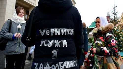 15 soții ale rușilor mobilizați în Ucraina au protestat sub zidurile Kremlinului: ”Ei sunt civili, nu soldați”/ Femeile spun că vor protesta în fiecare sâmbătă