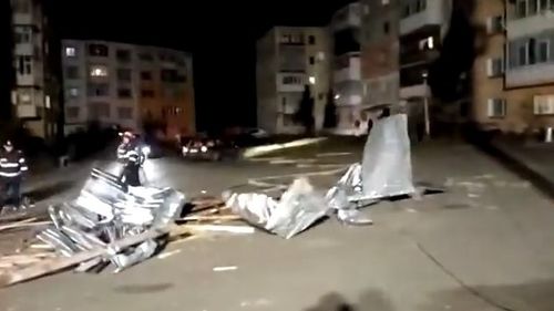 VIDEO Vântul puternic a doborât 13 acoperişuri în Argeș, stâlpi şi arbori / Două drumuri naţionale au fost blocate