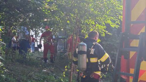 Amplu incendiu de vegetație în Băicoi, cu pericol de propagare la o locuinţă  / Un bărbat a suferit arsuri la mâini