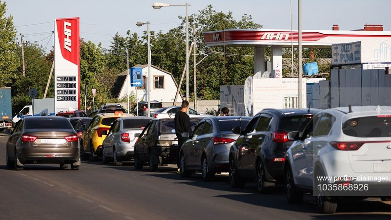 Criza benzinei în Rusia, provocată de loviturile precise ale Ucrainei asupra rafinăriilor. Cozi ca în perioada comunistă la benzinării, rații la pompă, crește TVA