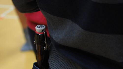 Suporter al lui ”U” Cluj, condamnat după ce a aruncat cu o sticlă de bere în fața unui rival de la CFR / Victima a ajuns la patru operații pe ochi / Daune morale de 30.000 euro