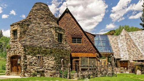 Proprietăți de lux în SUA: O fermă de 101 hectare din Colorado, cu propria "casă de hobbiți", se vinde cu 68 de milioane de dolari