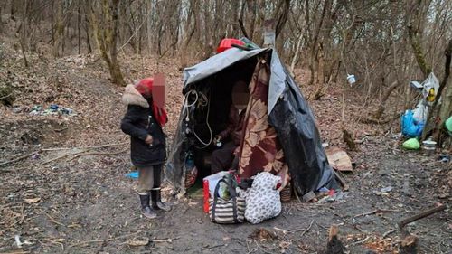 Opt oameni locuiau într-o colibă în pădure, în plină iarnă, în Bistrița. Printre ei, doi copii bolnavi, care au ajuns la UPU