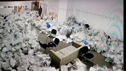 Poliția a deschis o anchetă după ce mai multe imagini cu oameni care intră într-o cameră cu saci de voturi au fost difuzate public/ Gabriela Firea cere repetarea alegerilor/ Clotilde Armand: Persoanele sunt observatori care asistau numărarea