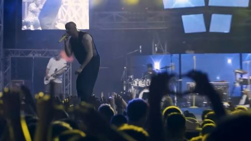 VIDEO Melodie Voltaj, în contextul politic actual: „Te minte că e Mesia și apare din senin / Îngroapă România cu un pretext divin” / Yo, apa nu-i H20, sunt lacrimile mele că tu o să fii yo