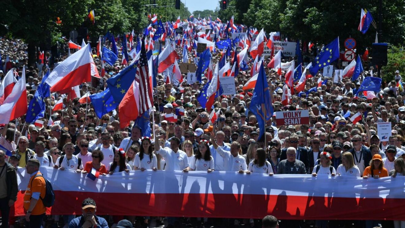 VIDEO Manifestații anti-guvernamentale în Polonia: Sute de mii de persoane s-au alăturat protestului organizat de opoziție împotriva partidului național-conservator aflat la putere