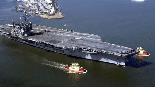 Marina SUA a vândut 2 portavioane cu câte un cent / Navele au fost achiziționate de o firmă din Texas, care le valorifică la fier vechi