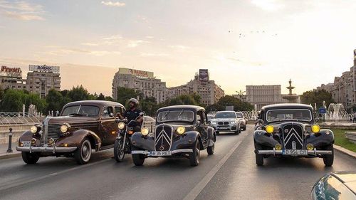 Maşini de epocă şi automobile fabricate în România, prezentate publicului pasionat în oraşul Baia Sprie