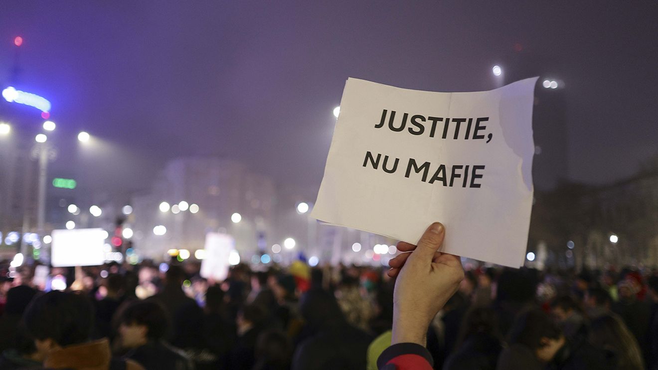Sondaj Inscop: Corupția e problema cea mai îngrijorătoare pentru români / Donald Trump și Emmanuel Macron sunt la egalitate în topul încrederii / Peste 73 la sută dintre respondenți cred că lucrurile merg într-o direcție greșită
